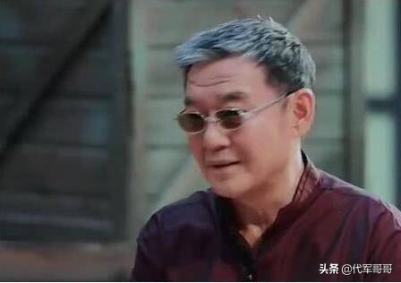 头发花白的男星：洪金宝消瘦，张嘉译憔悴，他和女儿看起来像爷孙