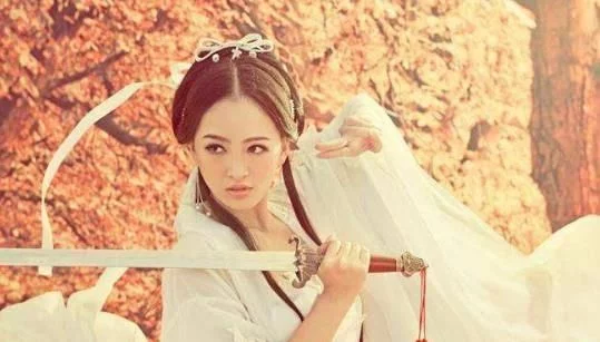 日本和服，韩国韩服，满人的旗袍都延续了下来