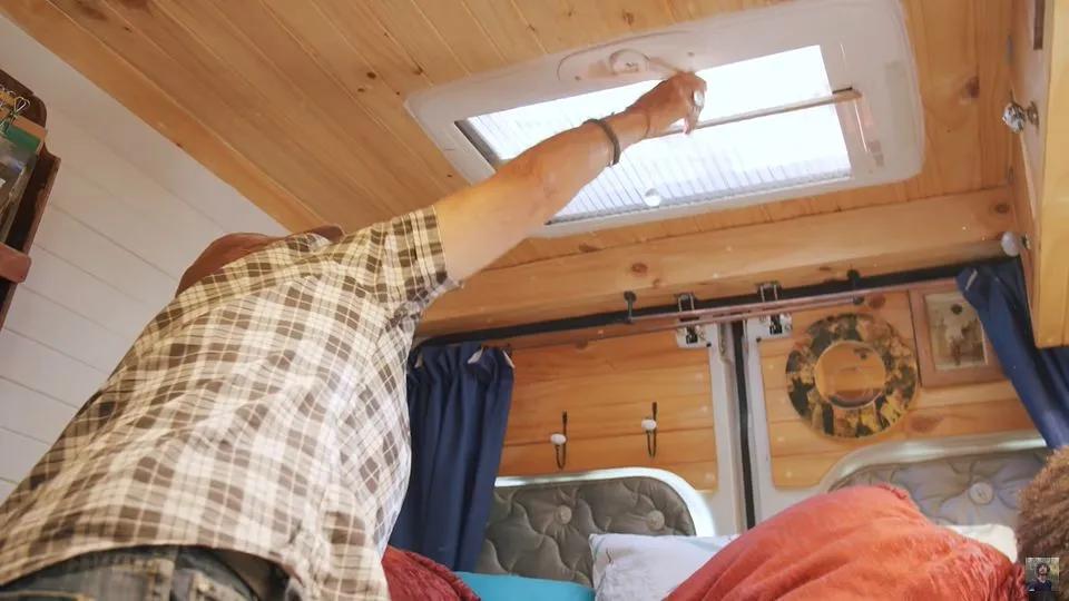 64岁老太不结婚，卖了豪宅住进8㎡蜗居，却过上