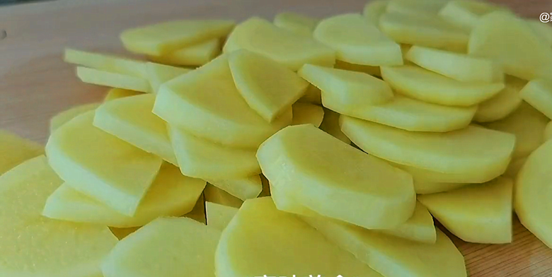 土豆片這樣做太好吃了，學會用它來招待客人，比紅燒肉還受歡迎