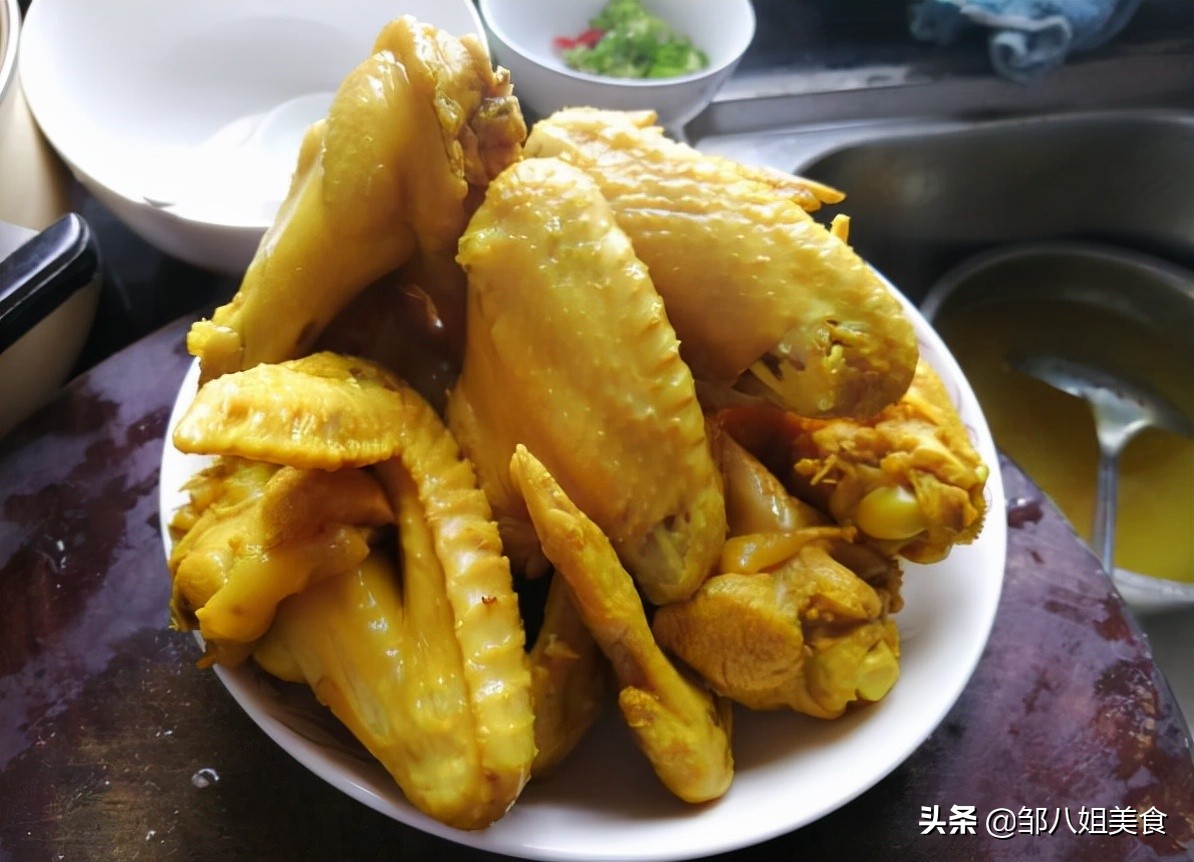 在家做道盐焗鸡翅，金黄诱人，皮滑肉嫩，有电饭锅就行，教您做法