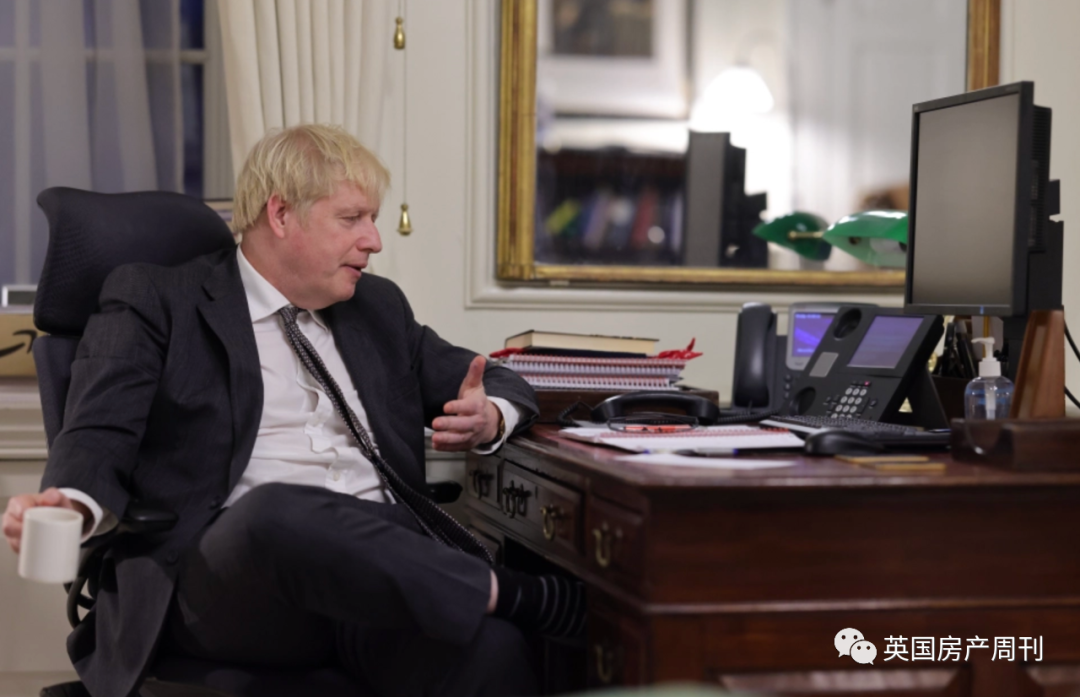 英国开始大规模接种新冠疫苗！卫生大臣哭了？