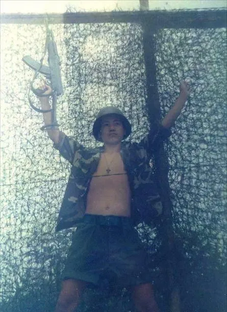 对越反击战，解放军战士单兵照，最后那张，手
