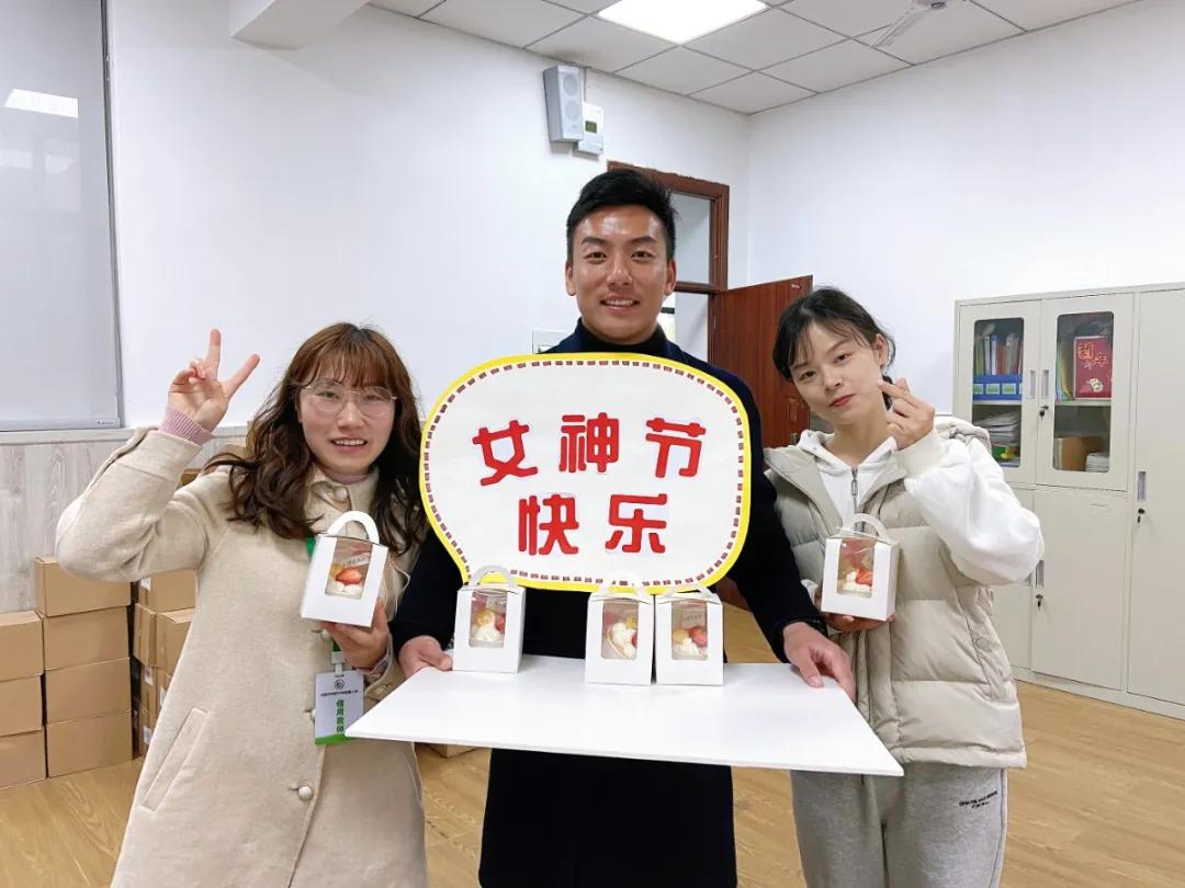 成都市华阳中学附属小学举行“三八妇女节”庆祝活动