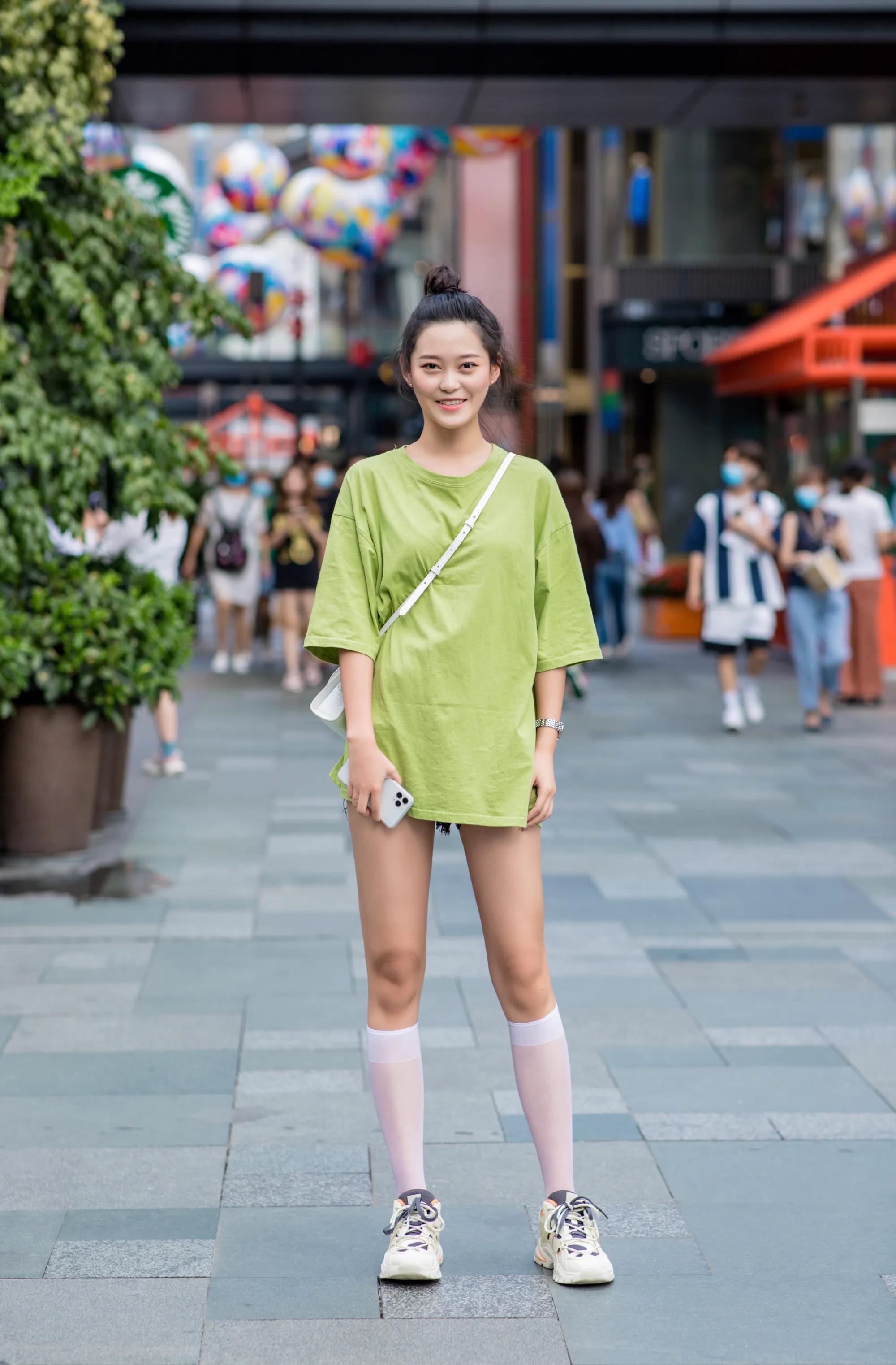 显白又清新的“牛油果绿”如何搭配出时尚感？