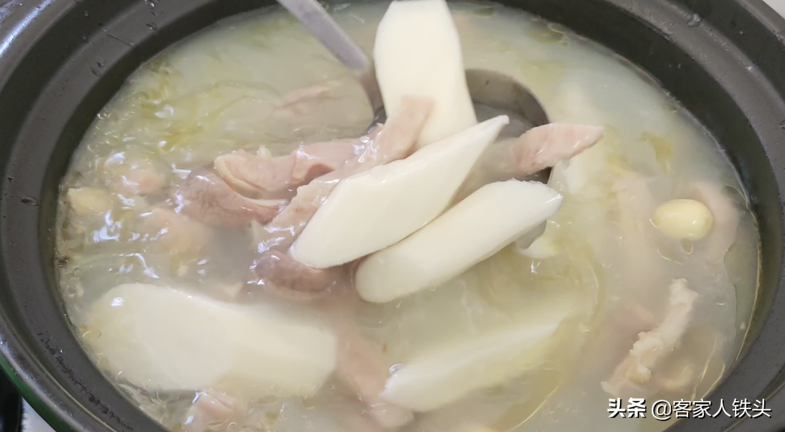 广东猪肚汤好喝有诀窍？别老一套煲，这样搭配，汤色奶白营养味美