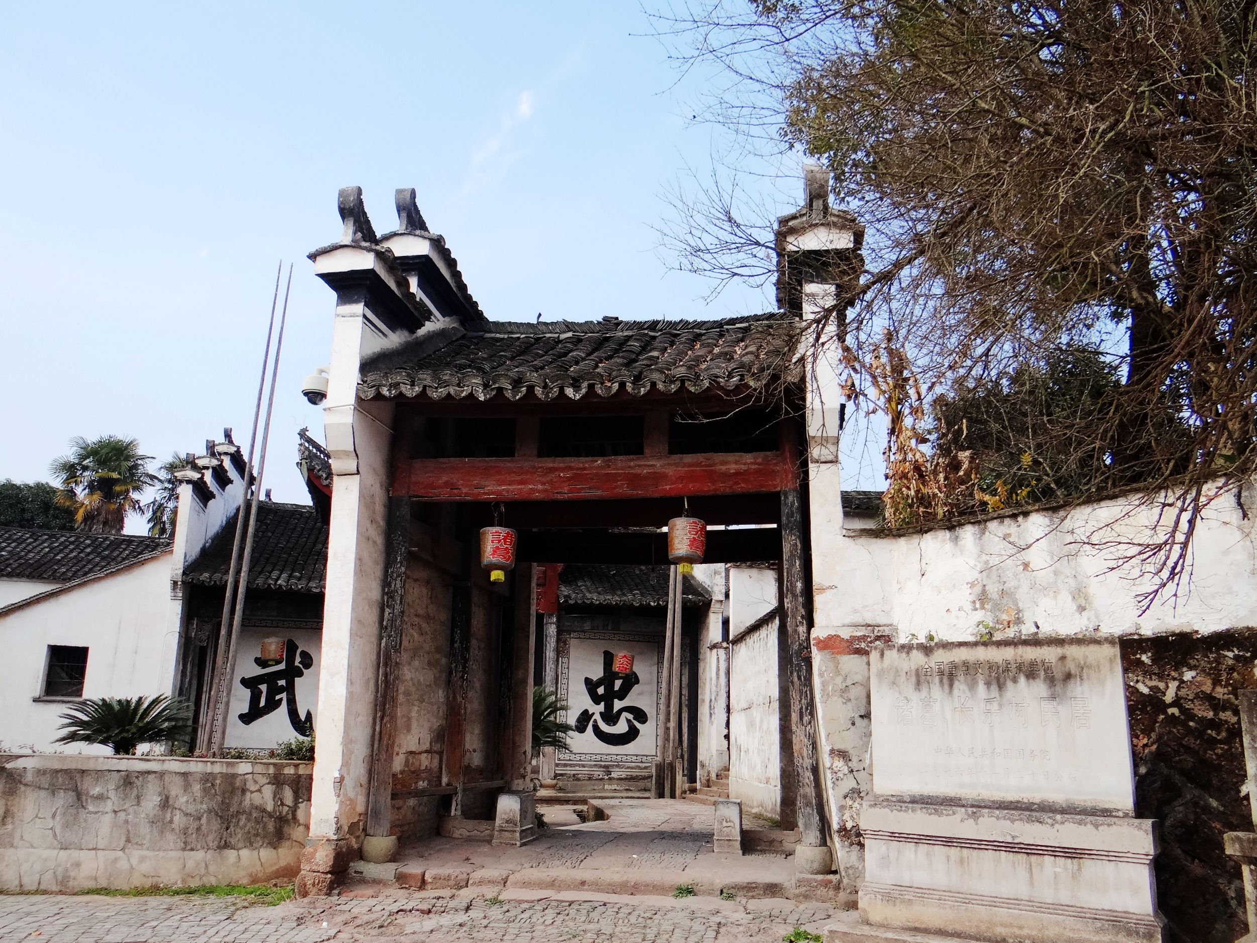诸葛八卦村构建神奇，后世子孙多以医药为业，这是为了什么原因？