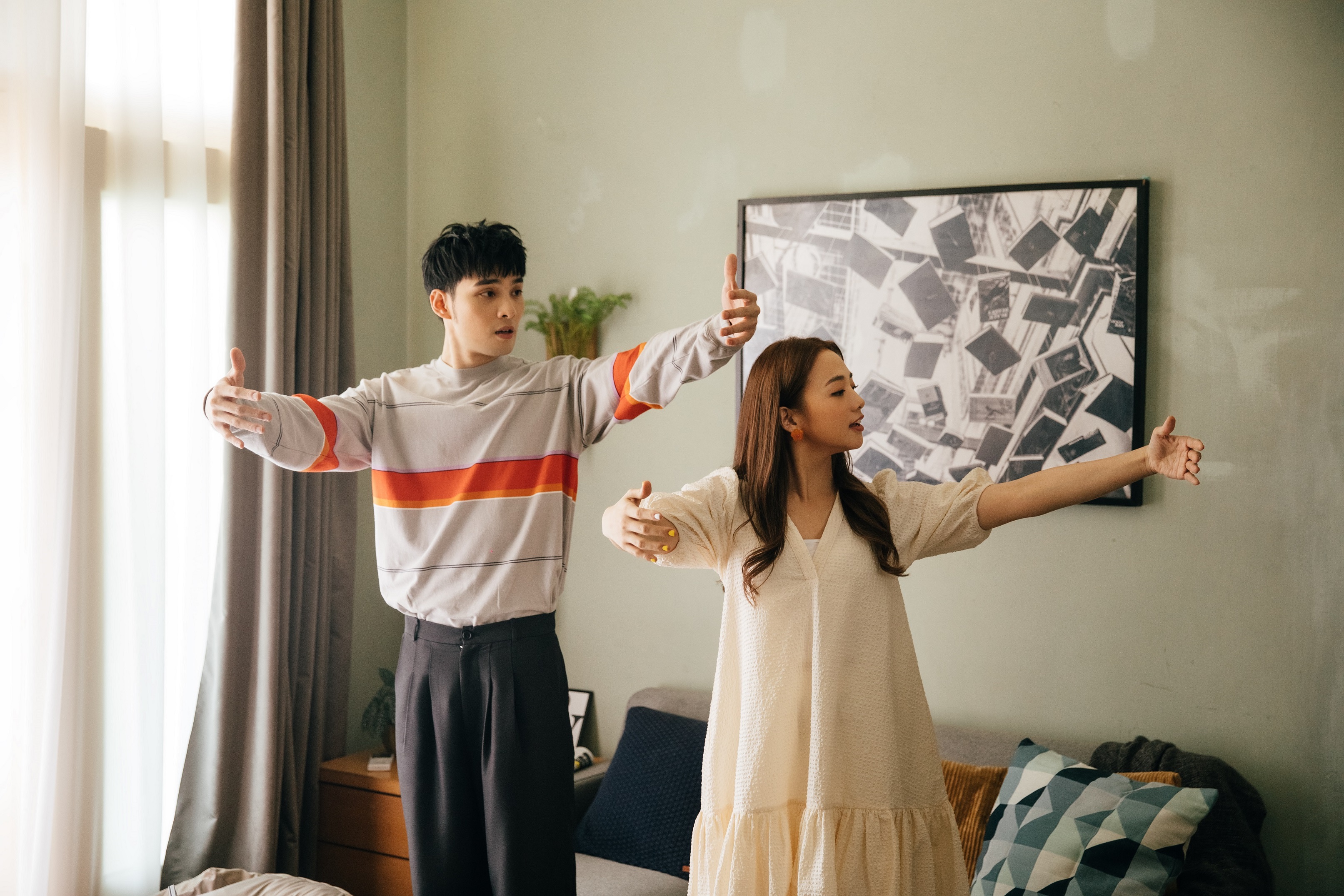Huang Weijin's new song MV invites Wu Yingjie to join hands in ...
