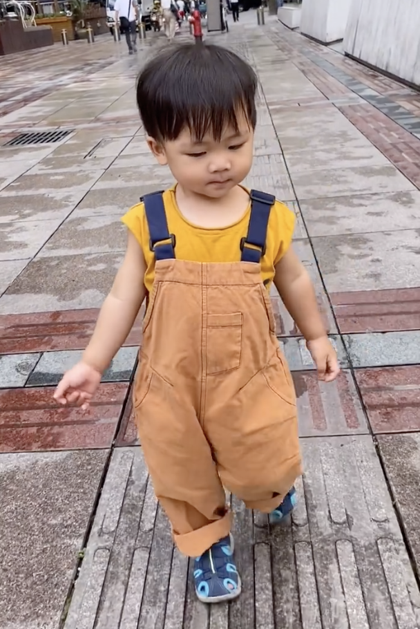 蔡少芬闢謠治病後心情好，騎單車攜子溜達過六一，魚蛋練功萌態足