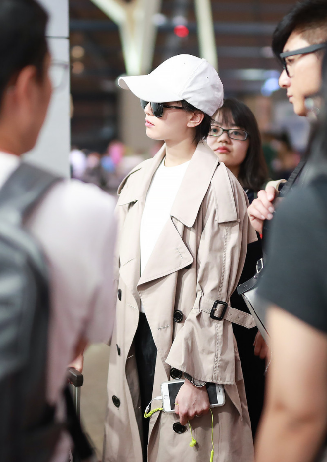 Liu Shishi Wu Qilong walks to the airport, Shishi wears a windbreaker full of fairy spirit, and is spoiled as a princess after marriage
