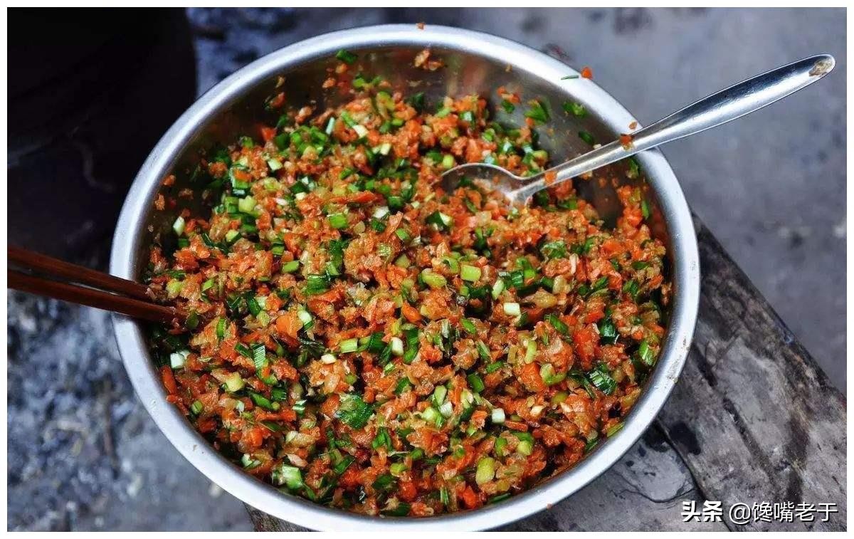 拌饺子馅时，先放油还是盐？一步错步步错，难怪饺子不鲜又难吃