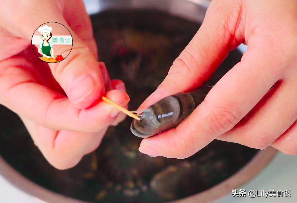 煮白灼蝦時，沸水下鍋就錯了，大廚教你一招，蝦肉鮮嫩多汁又不腥