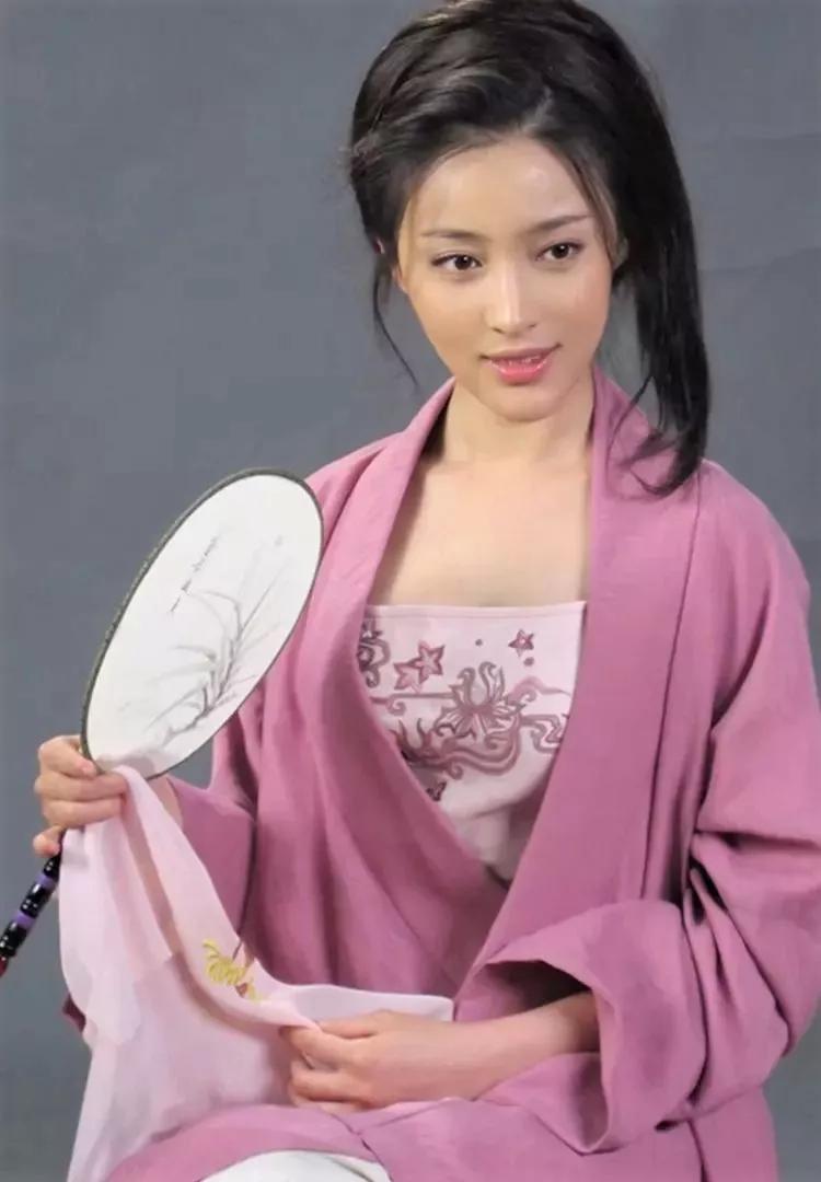 新《鹿鼎记》陈圆圆上线，演员脸肿身材发福，又成历届最差一版