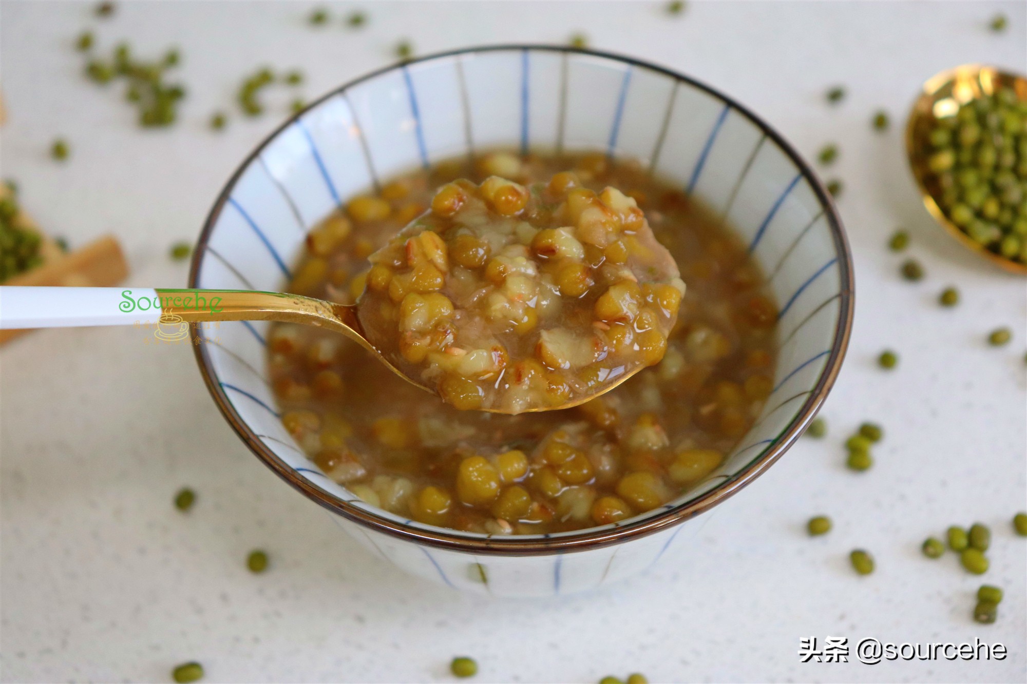 夏天，煮绿豆糖水时多加两物，消热解暑，冰爽解渴，简单又好吃