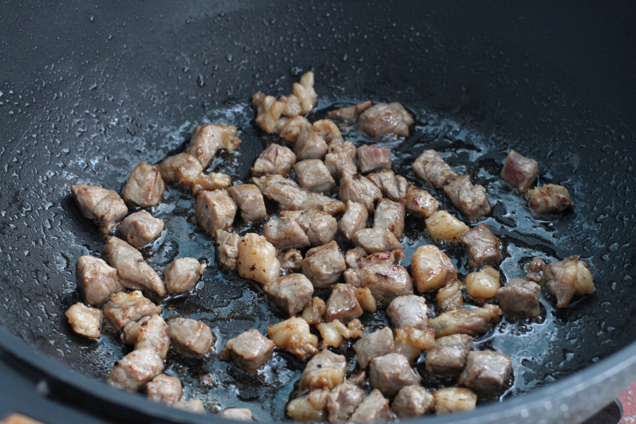 自制美味诱人的大披萨，瀑布拉丝老过瘾了，比必胜客里的还好吃