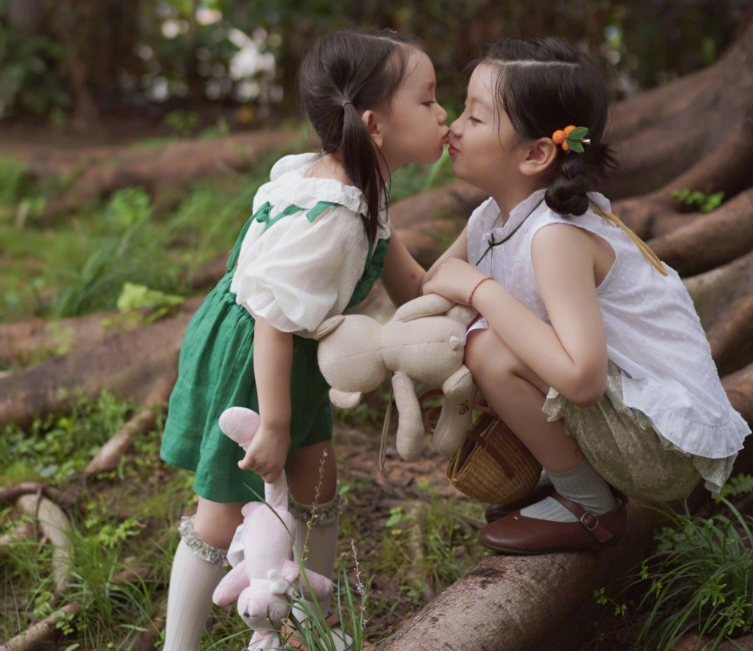 阿拉蕾亲妹妹照片曝光，两姐妹如同复制粘贴，这颜值也太好看了吧