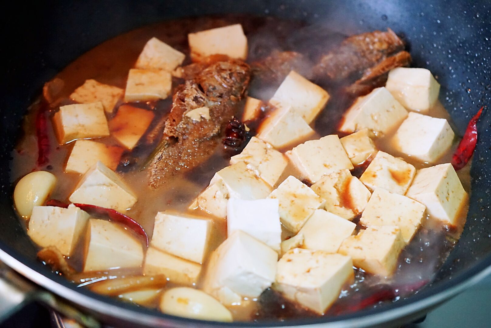 Small yellow croaker stewed with tofu, this way of eating fish bones are crispy, and there is no leftover in the soup after bibimbap, so children can eat it without worry