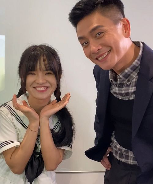 七阿姨给粉丝签名时，谁注意她用的笔了？果真