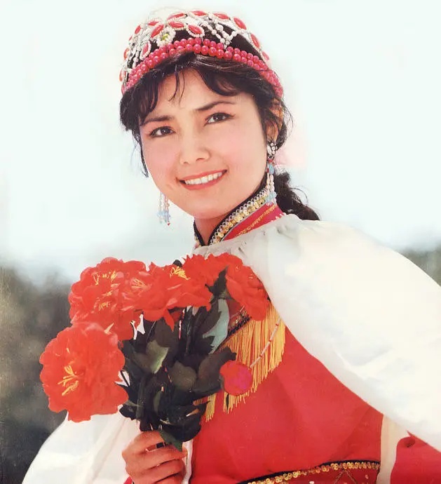 她是影坛“红牡丹”，巅峰时期离开影视圈，如今65岁依然气质优雅