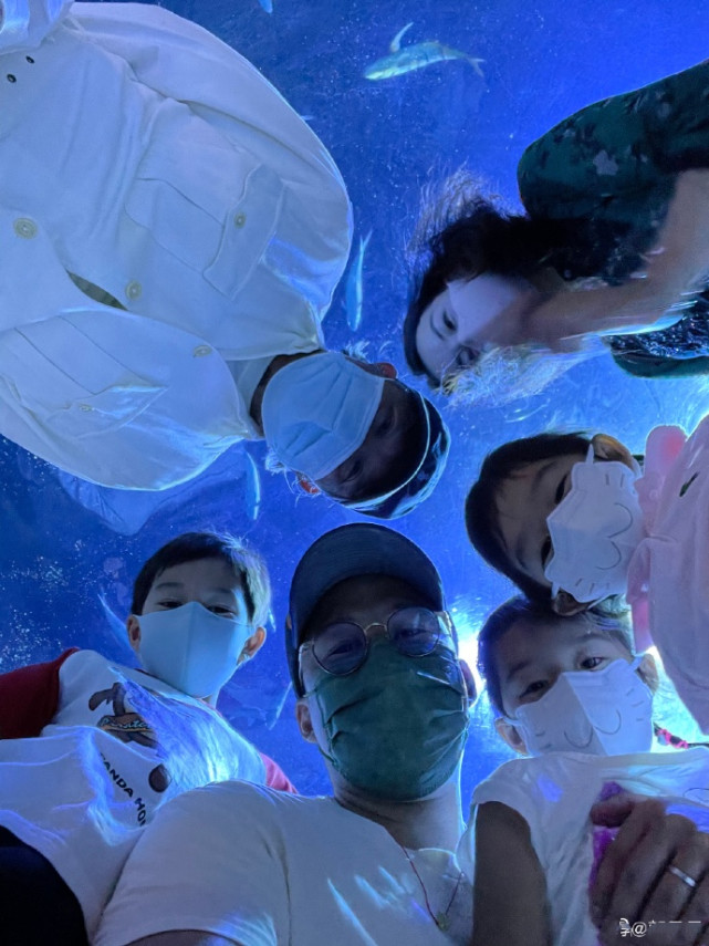 好幸福！郭晶晶晒一家五口温馨日常，与霍启刚爬山自拍秀足恩爱