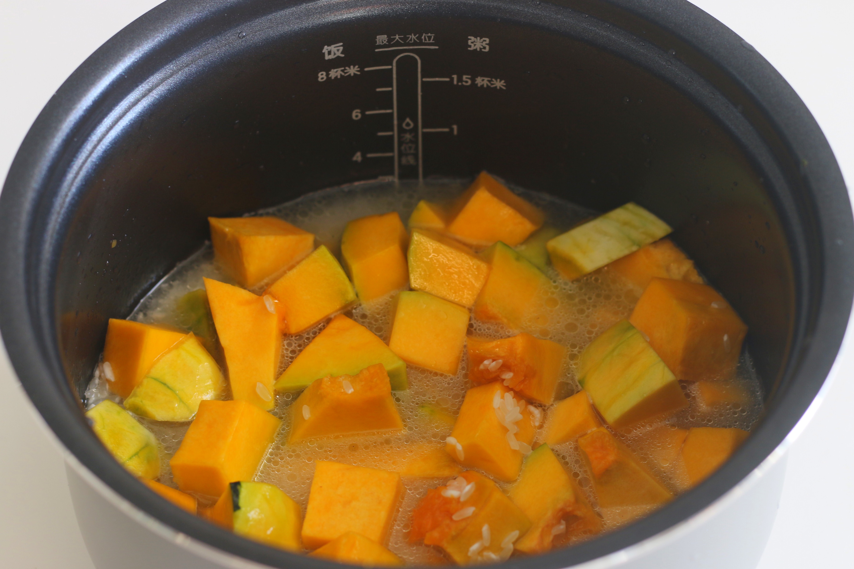 用南瓜燜了一鍋飯，沒炒菜，孩子吃得有滋有味，秋天就愛這麼吃