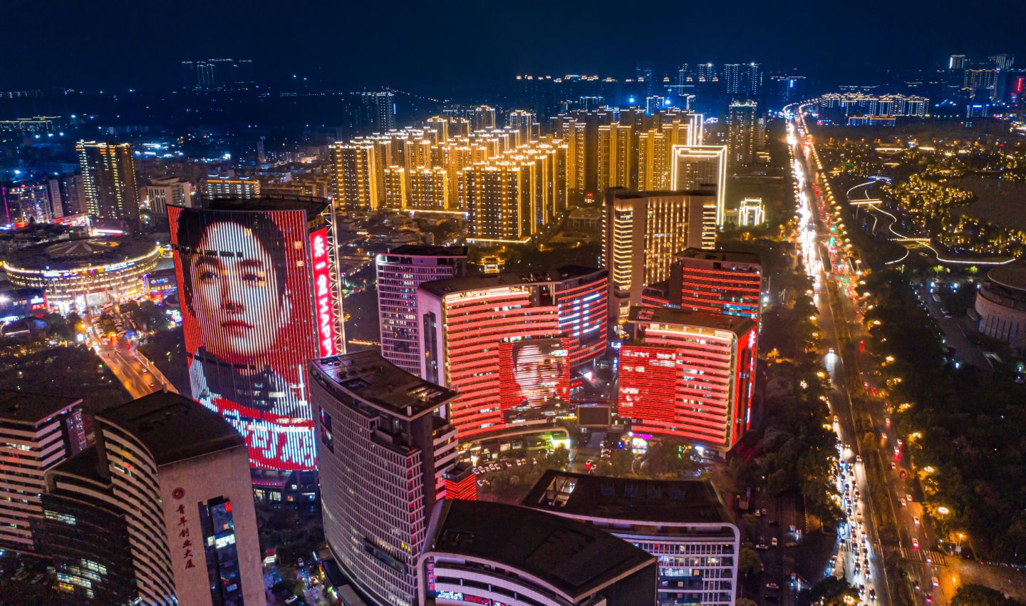 我实名羡慕！朱一龙33岁生日 粉丝地标广告灯光秀应援够排面