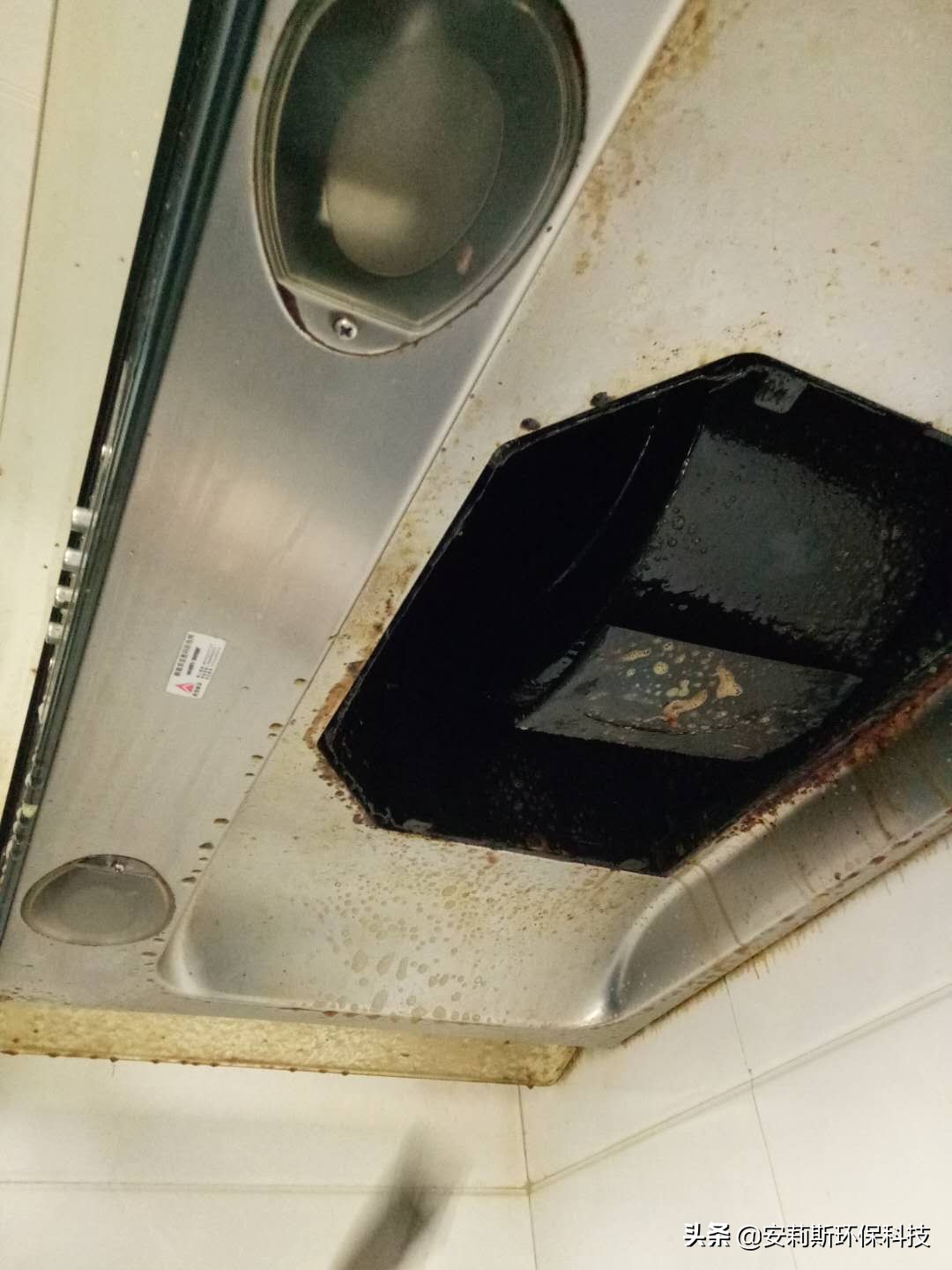 The oil storage box of the range hood is difficult to clean, teach you how to clean it cleanly