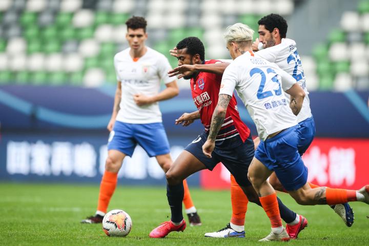 从0-3到4-3 重庆当代上演惊天大逆转击败山东鲁能