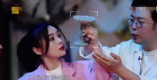 用错误的姿势拿文物，一句话引起众怒，袁姗姗道歉：很愧疚