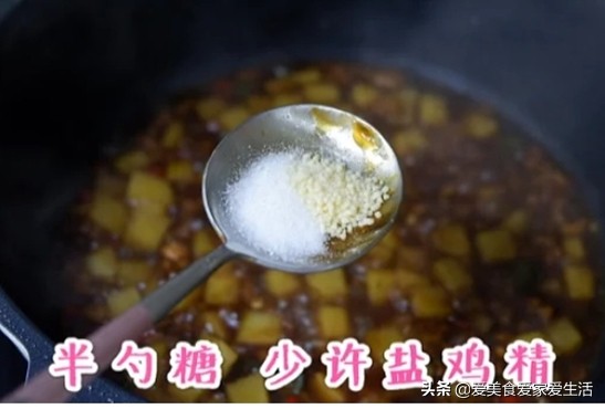 Delicious to the noodles served with soy sauce of ground meat potato that licks a bowl, sauce is sweet full-bodied, 