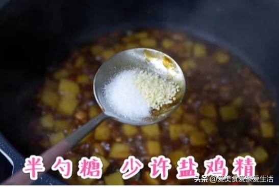 Delicious to the noodles served with soy sauce of ground meat potato that licks a bowl, sauce is sweet full-bodied, 