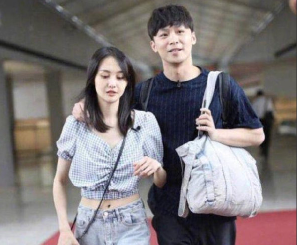 代孕风波后郑爽现身，独自拖行李回老家，暴瘦成纸片人很憔悴