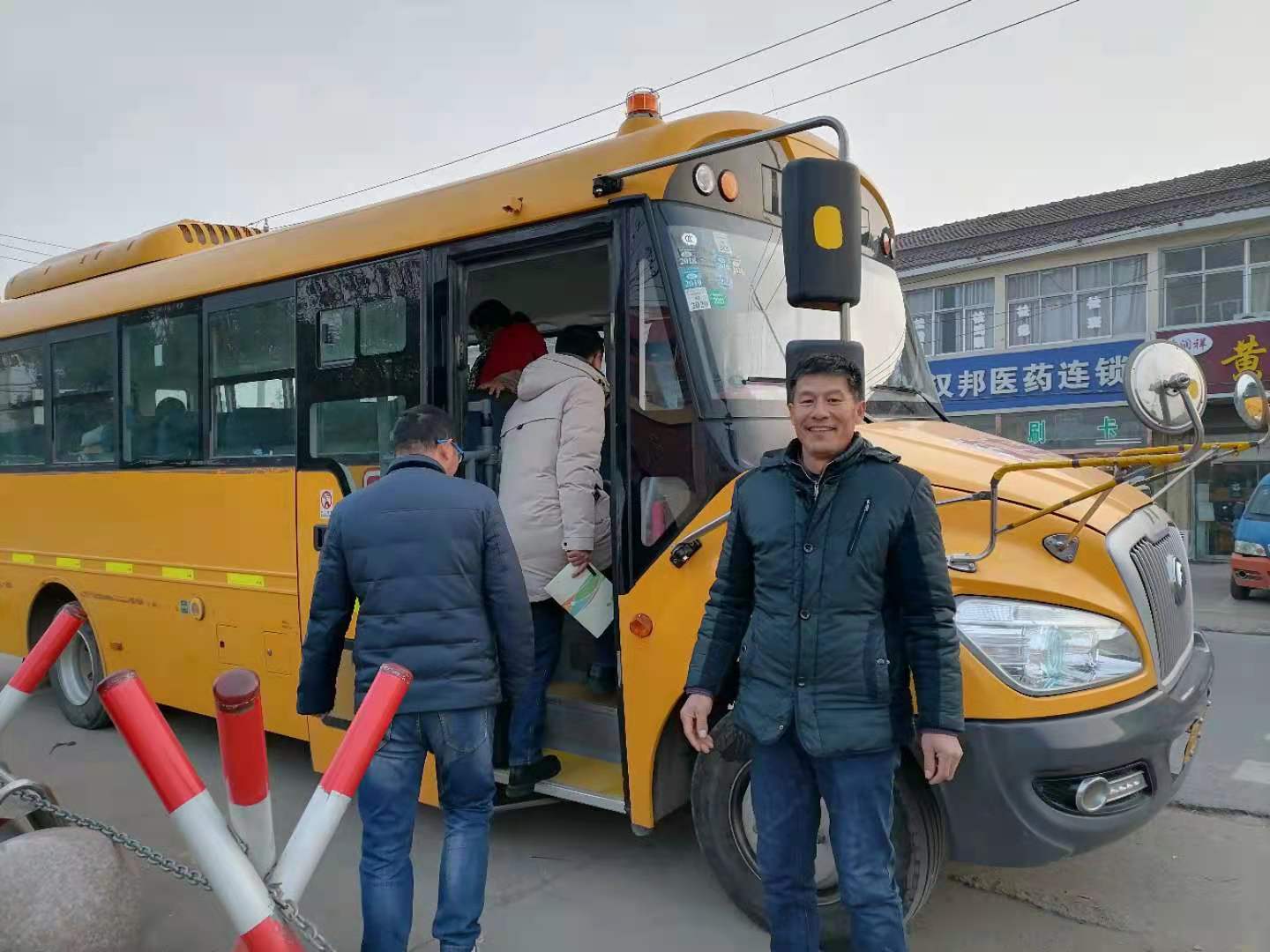 李集镇中心小学开展冬季校车安全检查