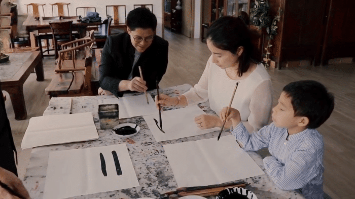 霍启刚带子女逛书店，霍中曦霍中妍手牵手画面有爱，兄妹感情超好