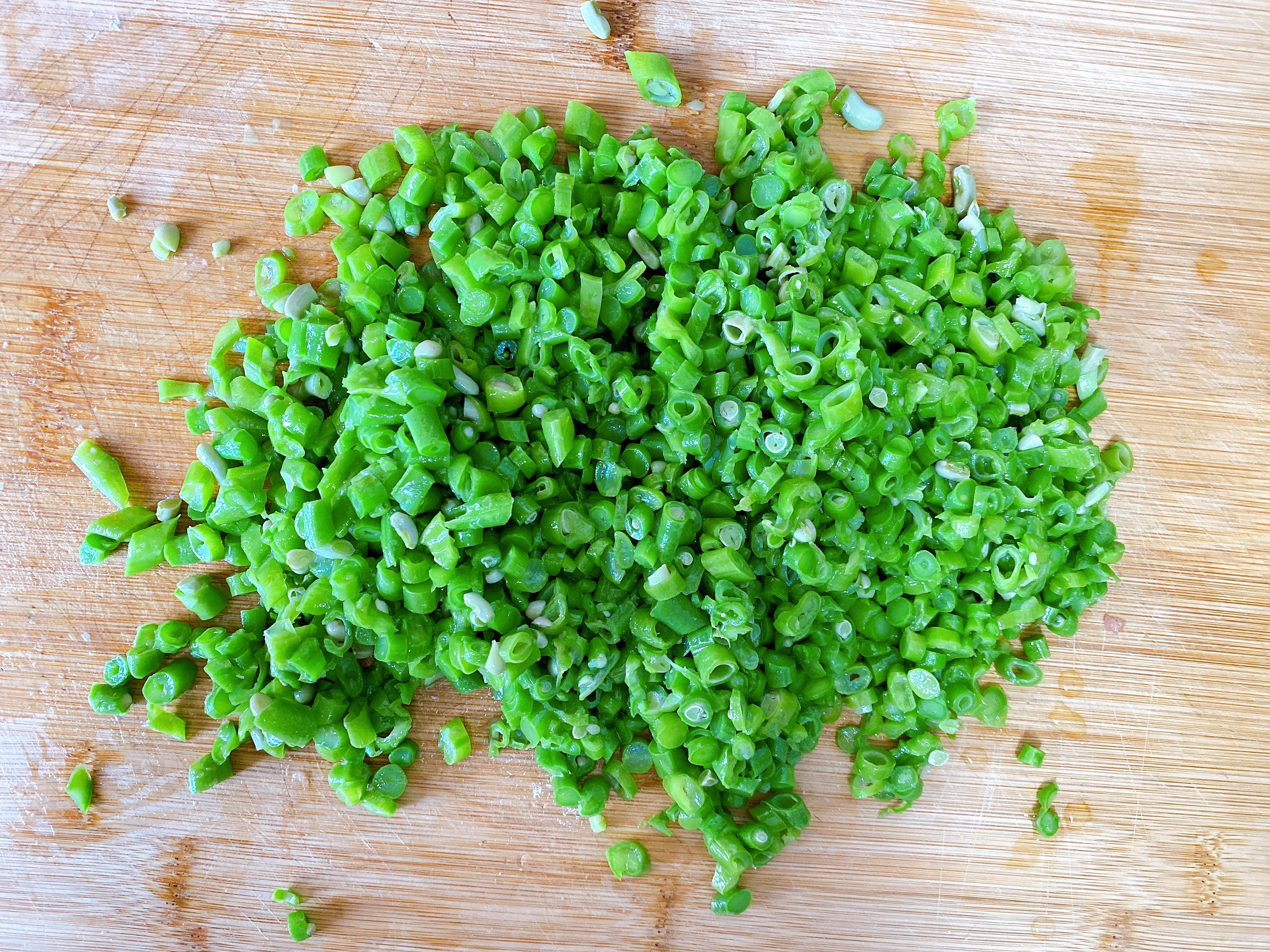 豆角做成饺子原来这么好吃，颜色翠绿不发黄，皮薄馅多，鲜嫩多汁