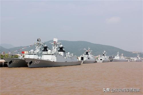 大量军舰云集港口 大陆双航母演习时被盯梢 要做