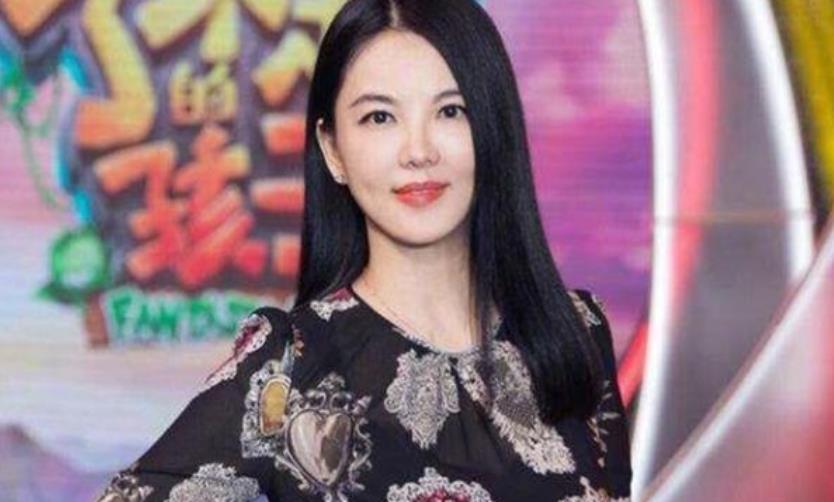 李湘捐款被群嘲，富婆人设崩塌，曹颖捐款百万获称赞