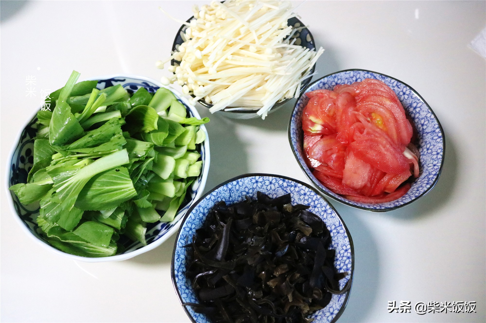 三伏天，用这些食材来煮汤，营养丰富不油腻，晚餐吃最合适