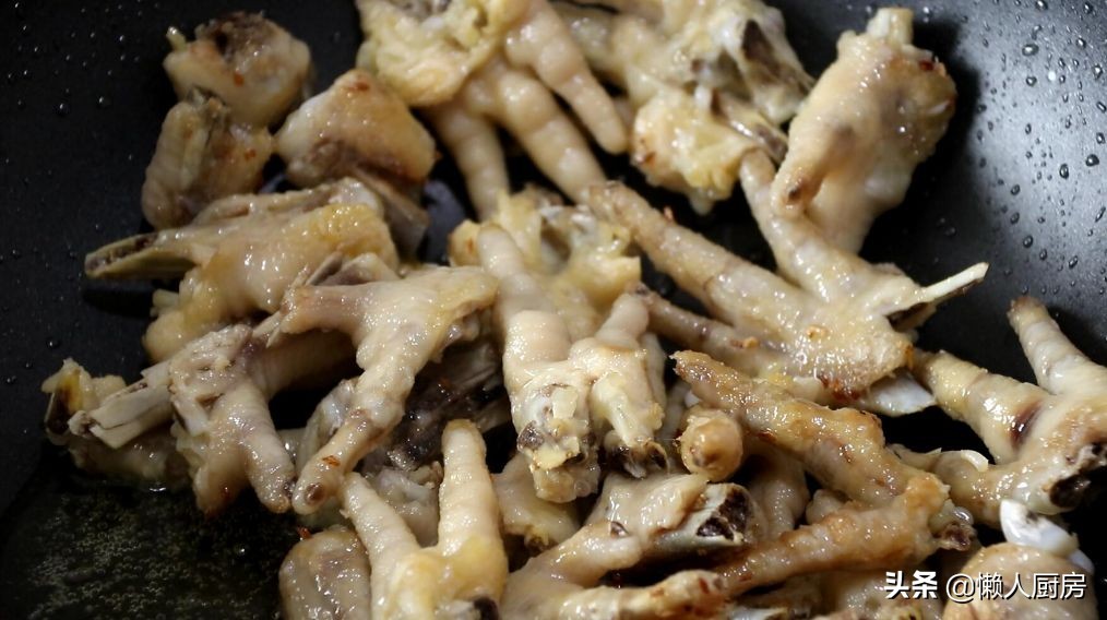 这是鸡爪的新做法，配上一点酸菜，开胃下饭，酥烂脱骨