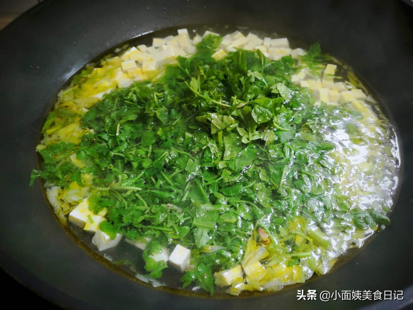 This soup is often cooked with tofu in autumn. It has a smooth taste and is light and nourishes the stomach. It is a bowl of nutrition and comfort in cold weather.
