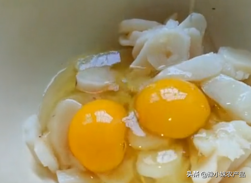 铁棍山药+鸡蛋做成小面食，内里绵软表皮香脆，香喷喷像小面包