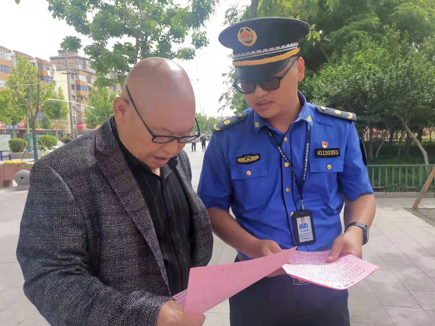 扶不扶？追不追？漯河“城管蓝”成为城市文明的守护色