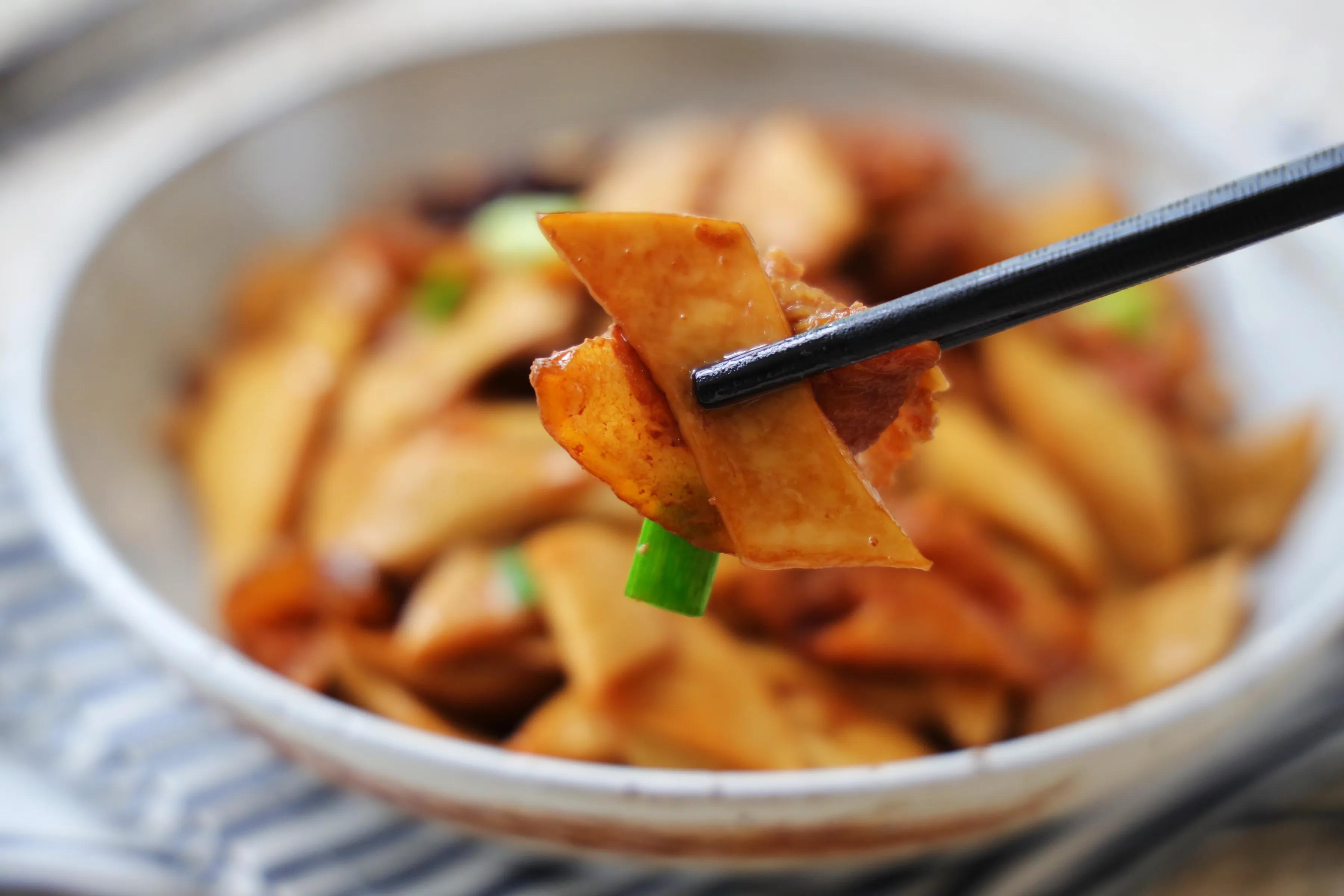 立夏了，這樣的小炒菜要多吃，葷素搭配，營養下飯，孩子超愛吃