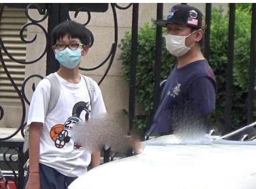 白百何一家三口同框，陈羽凡父爱满满，拉着儿子恋恋不舍让人泪目