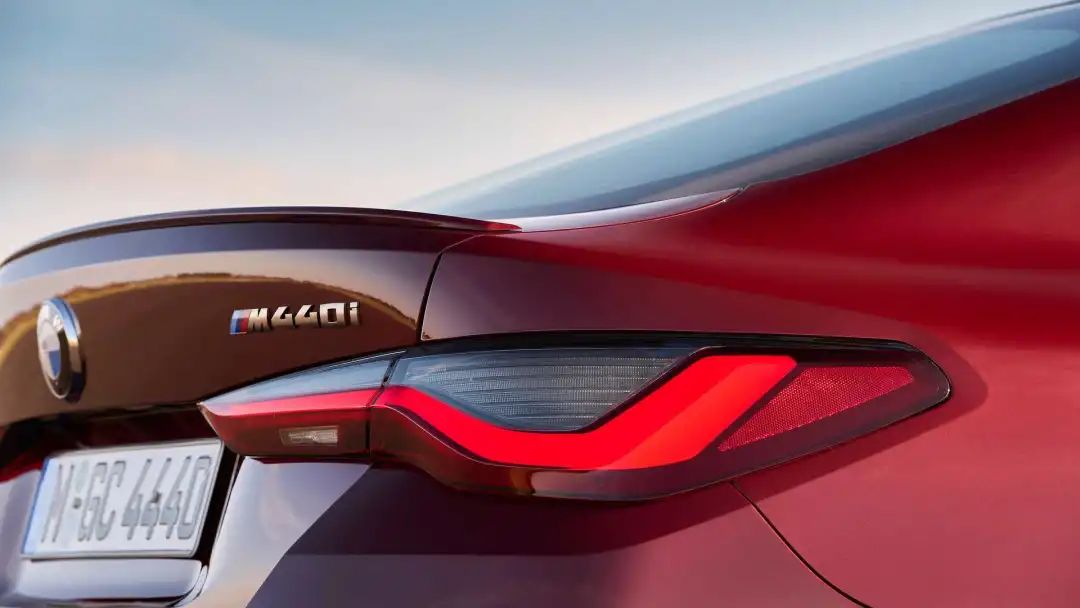 这款宝马轿车使用无框车门、空间不输3系，比跑车更拉风