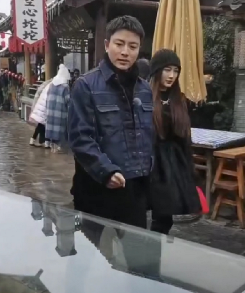 新恋情？贾乃亮孟佳同游被拍，并肩出行显亲密