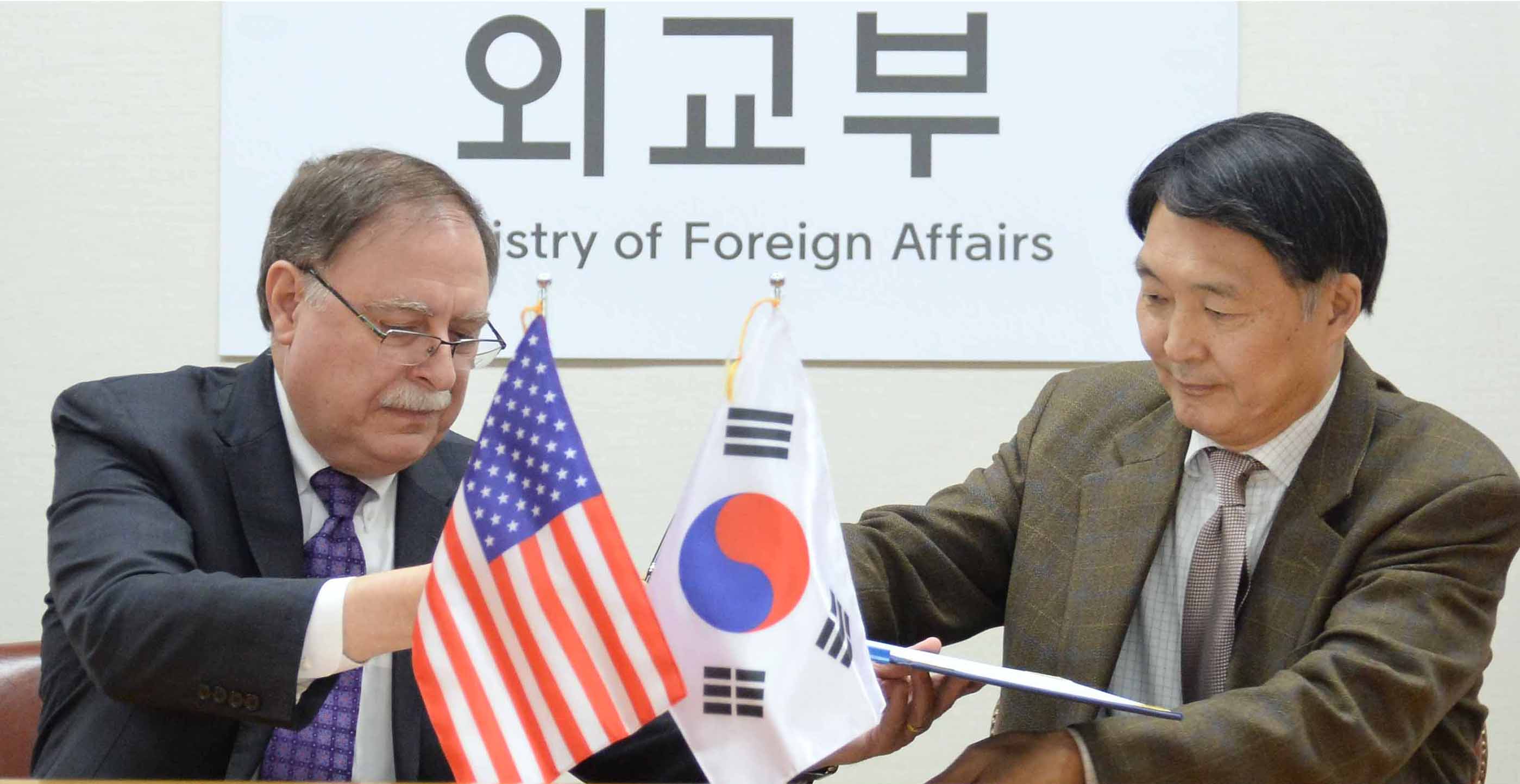 韩国打响反美第一枪，60多个国家力挺，韩国咋硬起来了？