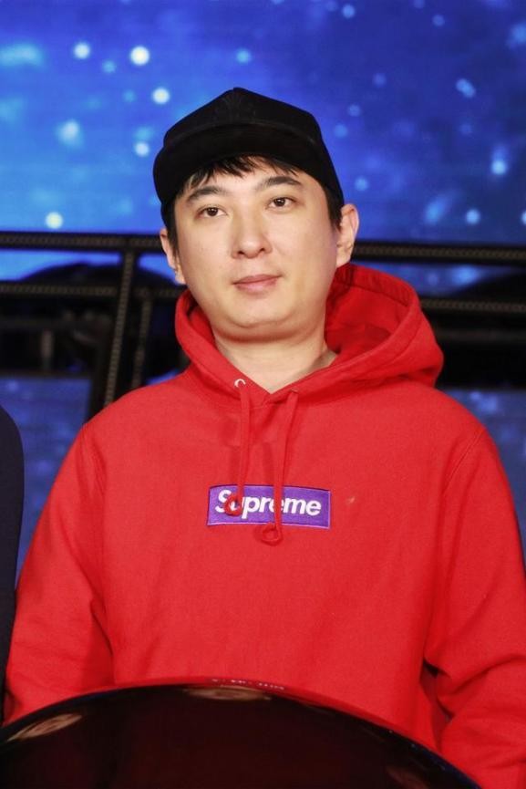 王思聪又换新女伴，带超辣美女参加婚礼，却一脸愁容只顾玩手机