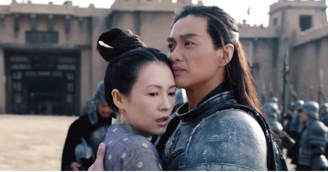 章子怡与小18岁王一博电梯热舞，对视暧昧乐开花，汪峰不吃醋？