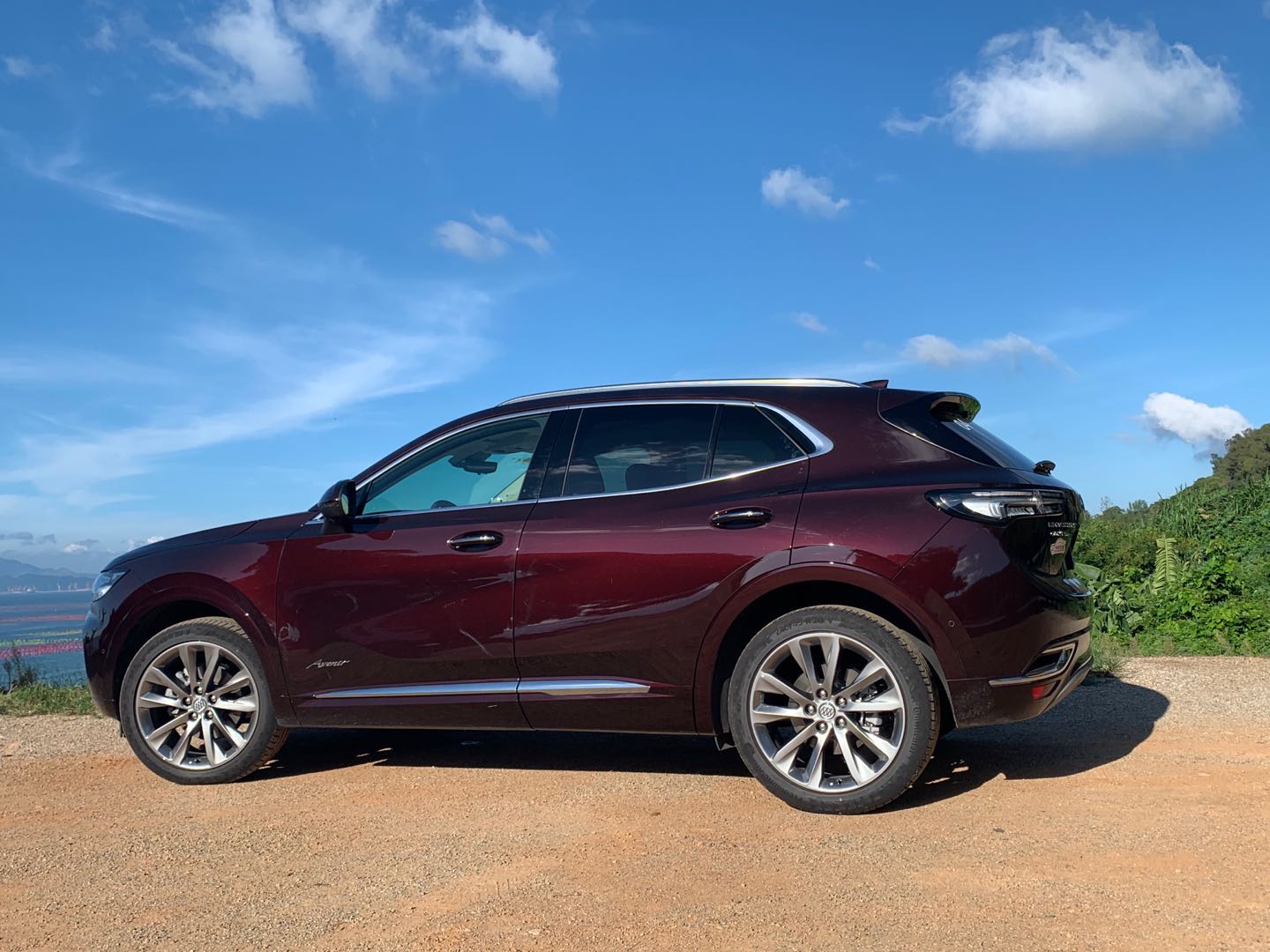 侧面来看,昂科威s整体车身比例更加修长,车身也变得更加扁平,搭配上平